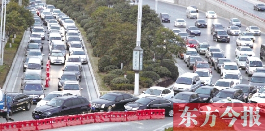 昨日，鄭州市福元路，車輛在僅剩的一條5米寬車道上堵得“不亦樂乎”