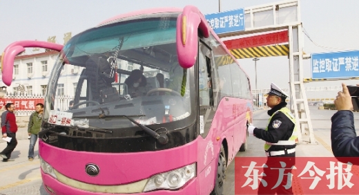 鄭州交警在鄭州黃河大橋安裝“機(jī)動(dòng)車緝查布控系統(tǒng)”嚴(yán)查違法運(yùn)輸行為，確保旅客安全。