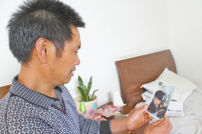 46歲的山村農(nóng)民祁振崗在失去兒子的同時(shí)，又陷入了“沒錢帶兒子回家”的揪心之痛中。