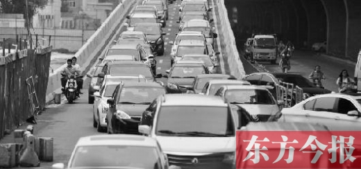 昨日，鄭州市大學(xué)路與隴海路交叉口處，因封閉施工，現(xiàn)場(chǎng)堵成停車(chē)場(chǎng)