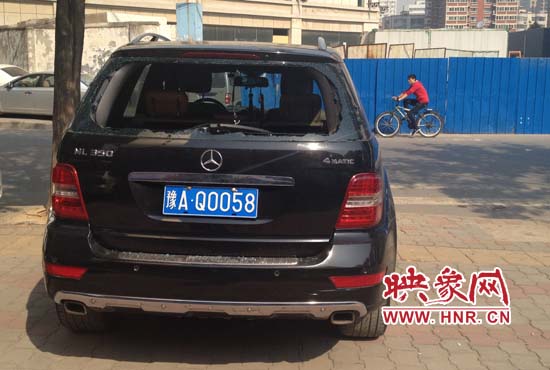 奔馳車夜停路邊被砸，損失萬元以上