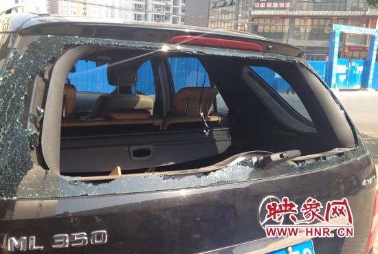 奔馳車夜停路邊被砸，損失萬元以上