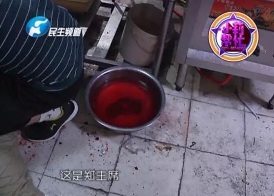 老板竟突然在廚房內(nèi)割腕自殺!發(fā)現(xiàn)意外情況后，小莉趕緊對傷者進行包扎，并撥打了120急救電話。