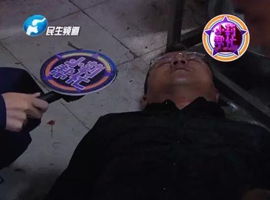 老板竟突然在廚房內(nèi)割腕自殺!發(fā)現(xiàn)意外情況后，小莉趕緊對傷者進行包扎，并撥打了120急救電話。