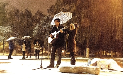 雪夜鄭大新校區(qū)的這一幕是不是也溫暖了你？