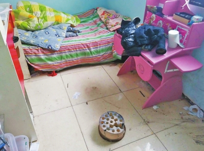 在理發(fā)店死者居住的臥室內(nèi)，地上放有一個大煤球。