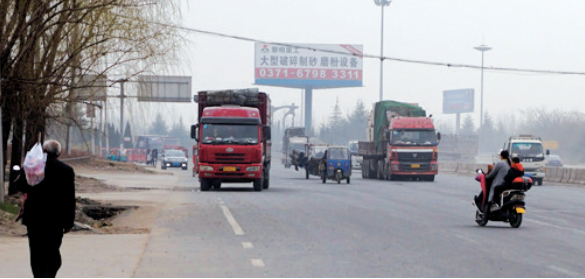 距離事故現(xiàn)場不遠(yuǎn)，仍有人騎電動車帶著孩子橫穿馬路
