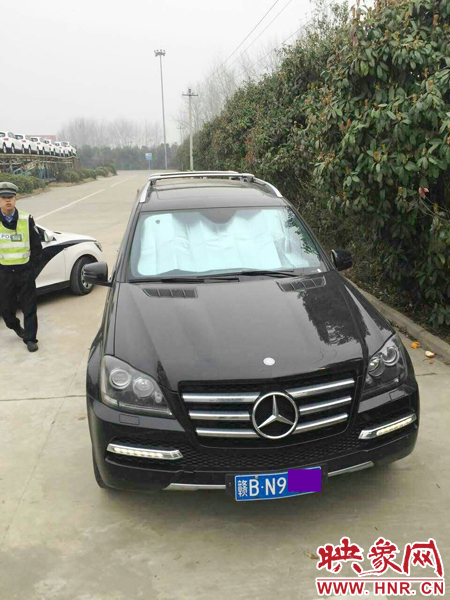 江西男子奔馳車中睡覺一氧化碳中毒，周口高速交警及時發(fā)現(xiàn)。