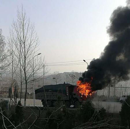 登封一大貨車(chē)突發(fā)自燃 幸遇灑水車(chē)路過(guò)幫其滅火