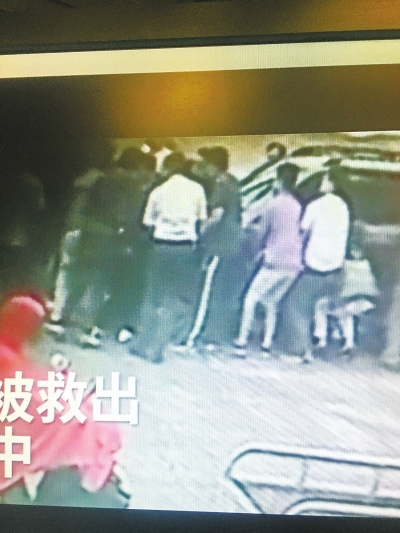 溫暖！女子鄭州街頭被卷入車(chē)底 大伙抬車(chē)施救