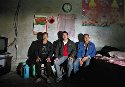 10月18日，自鋸病腿的鄭艷良所在的保定市清苑縣東臧村，有多家農戶大病難醫(yī)，村民王新建（中）得了白血