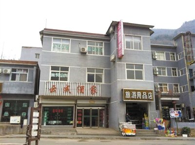 今年，胡萬林涉嫌非法行醫(yī)的地點(diǎn)，就在這座農(nóng)家賓館內(nèi)。