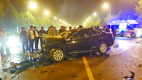車禍發(fā)生在鄭開大道路中央雙黃線附近,現(xiàn)場狀況慘烈。