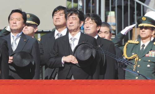 　27日上午，日本首相安倍晉三在琦玉縣的自衛(wèi)隊(duì)朝霞訓(xùn)練場(chǎng)出席陸上自衛(wèi)隊(duì)年度閱兵式