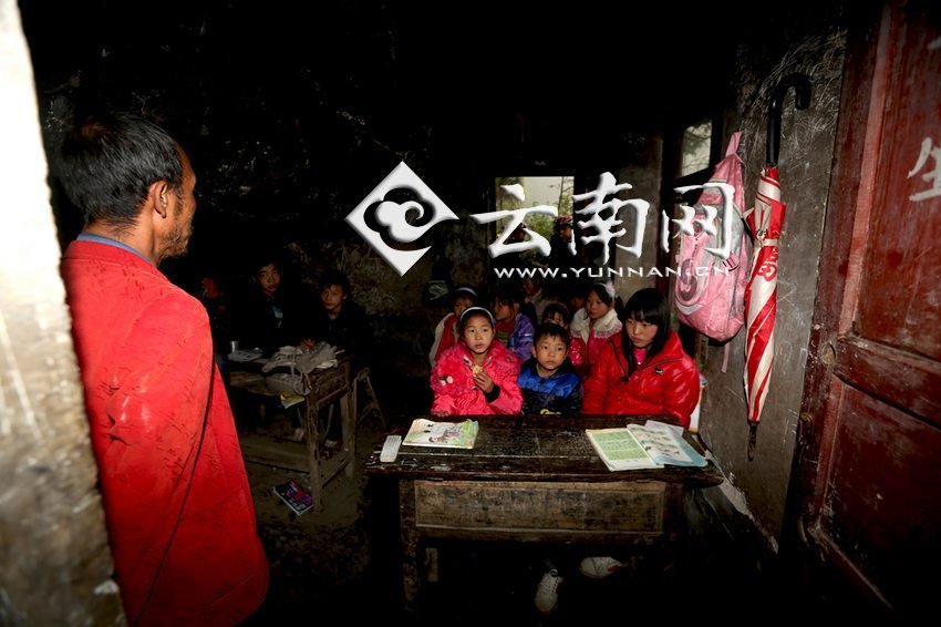 小學(xué)里只有兩個班，大點的孩子無法升入高年級，只得從一年級再讀起，就像復(fù)讀機(jī)。