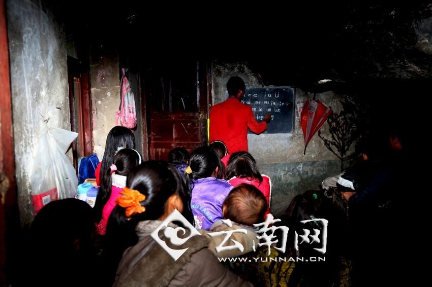 由于受到當(dāng)?shù)厝似缫?，大鍋圈的孩子們沒有外出求學(xué)的機(jī)會，只能在這樣的簡易房里學(xué)習(xí)