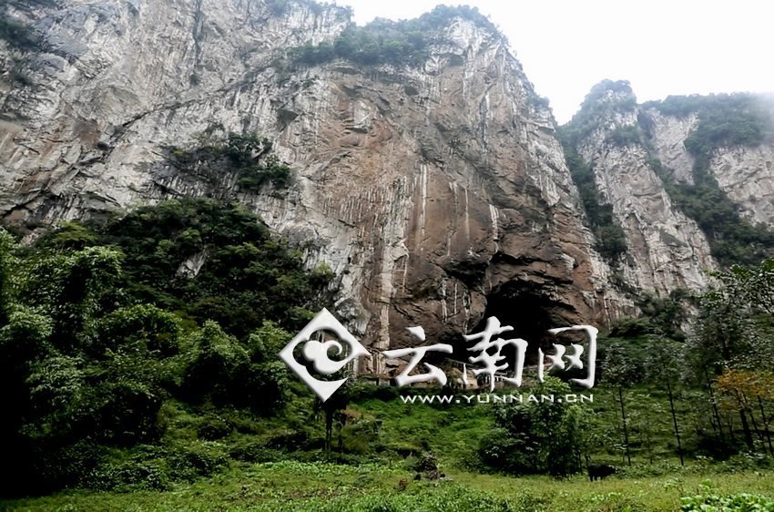 大鍋圈小學(xué)就建在這樣一個懸崖絕壁邊上。