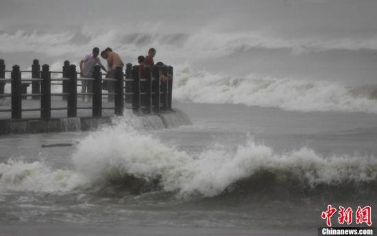 圖為11月10日，受臺風“海燕”影響，三亞海邊風大浪急。尹海明 攝