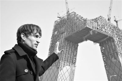 2008年2月，建筑師奧雷·舍人在中央電視臺新址大樓的工地外。圖/CFP