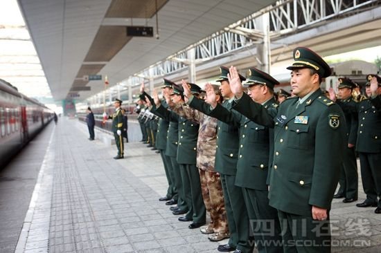 全國抗震救災(zāi)模范王凱率13集團(tuán)軍常委為退伍老兵送行。