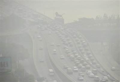 昨日，南昌市八一大橋被霧霾籠罩。 新華社發(fā)