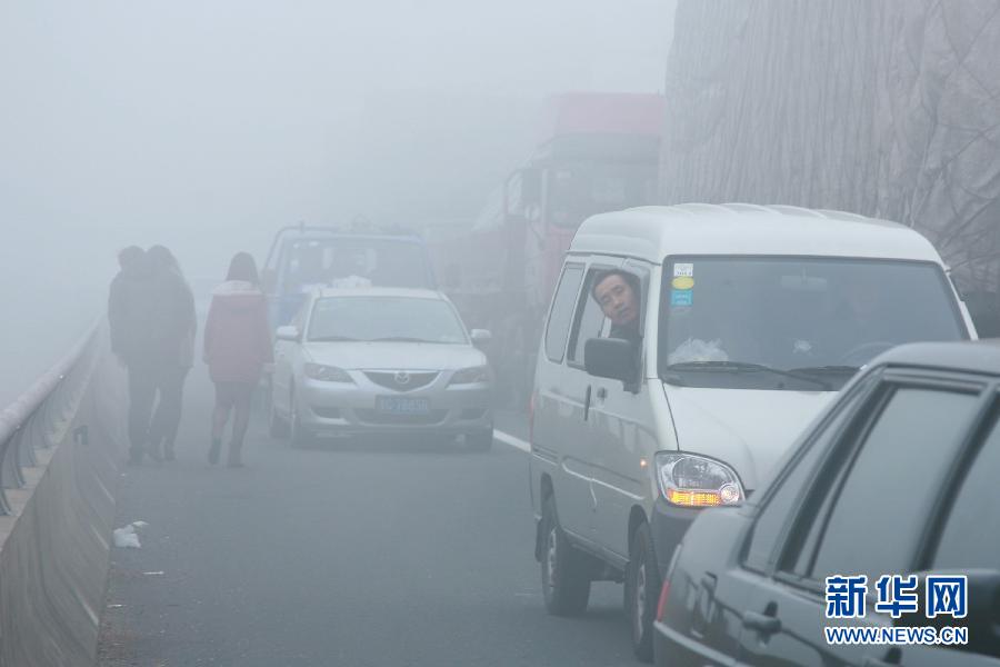 12月4日，滬陜高速揚州段大量車輛滯留。