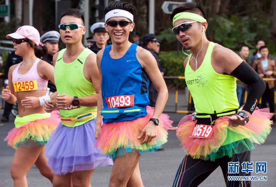 12月8日，三名男選手身著“蓬蓬裙”參加比賽。