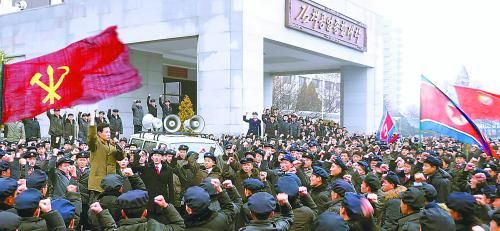 朝鮮11日繼續(xù)展開大規(guī)模批判張成澤運動。圖為朝鮮金策工業(yè)大學的青年學生宣誓擁護領袖金正恩。