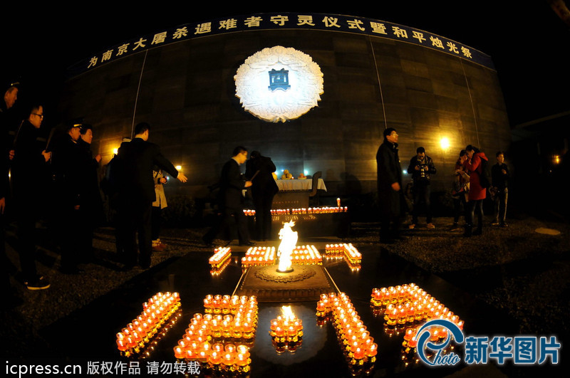 “為南京大屠殺遇難者守靈儀式暨和平燭光祭”活動(dòng)在侵華日軍南京大屠殺遇難同胞紀(jì)念館祭場舉行。