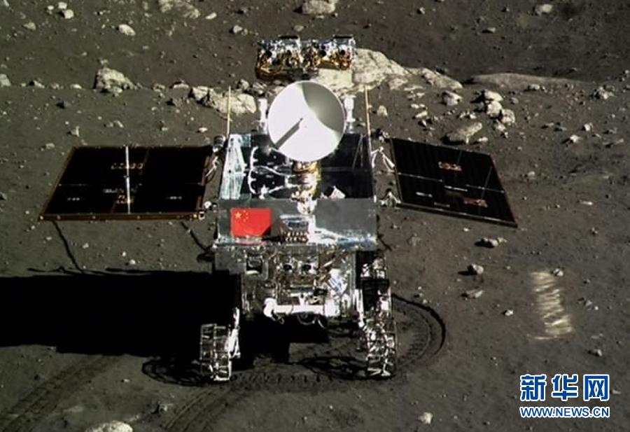 這是北京飛控中心大屏幕上顯示嫦娥三號(hào)著陸器上的相機(jī)拍攝的“玉兔”號(hào)月球車(chē)。