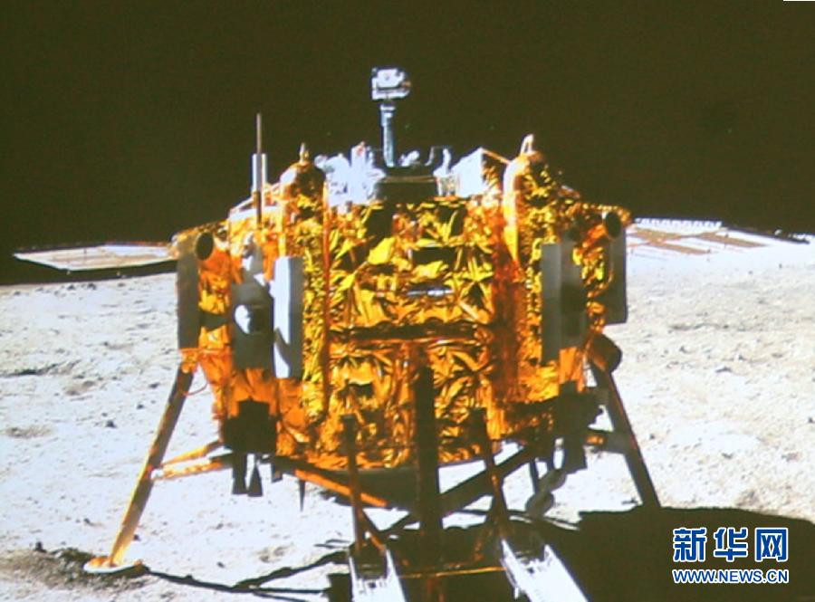 這是北京飛控中心大屏幕上顯示“玉兔”號(hào)月球車(chē)上的全景相機(jī)拍攝的嫦娥三號(hào)著陸器照片。