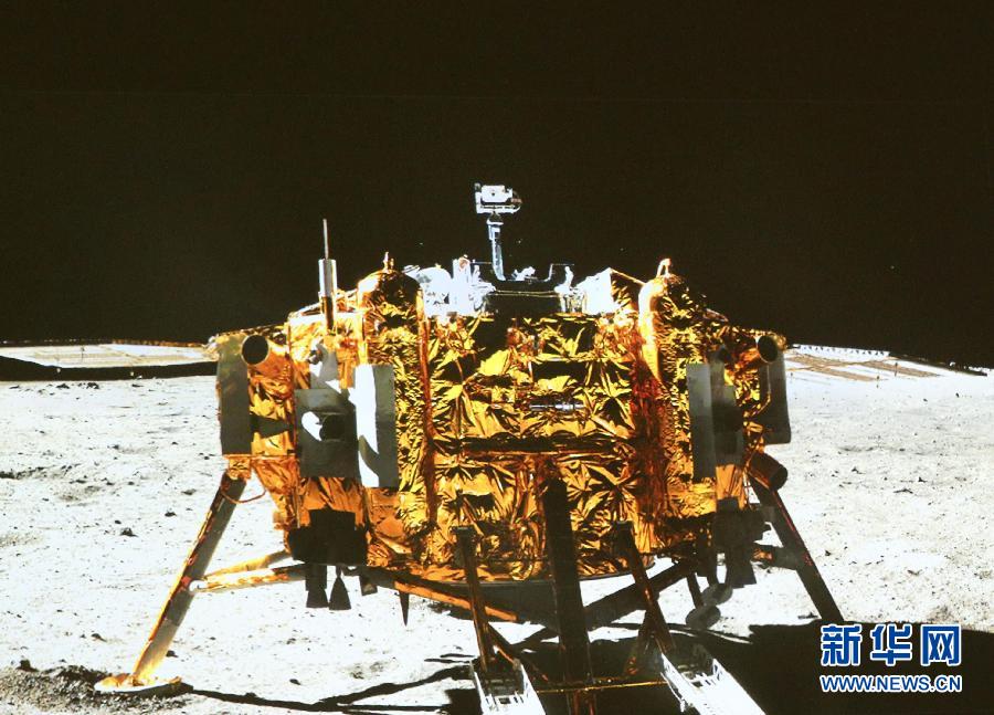 這是北京飛控中心大屏幕上顯示“玉兔”號(hào)月球車(chē)上的全景相機(jī)拍攝的嫦娥三號(hào)著陸器照片。