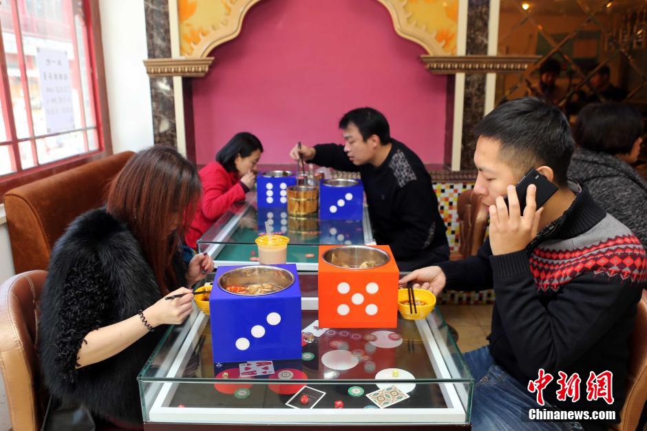 “賭場(chǎng)”餐廳悄然亮相太原 骰子變身特色餐具