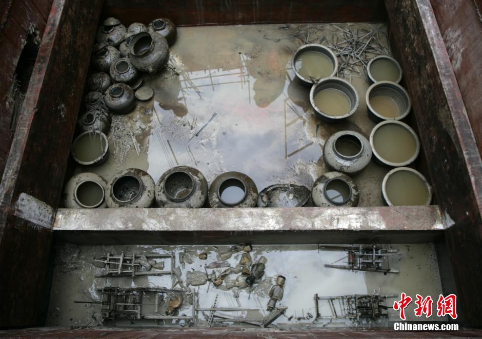 圖為漢墓群發(fā)掘現(xiàn)場出土了大量珍貴文物。