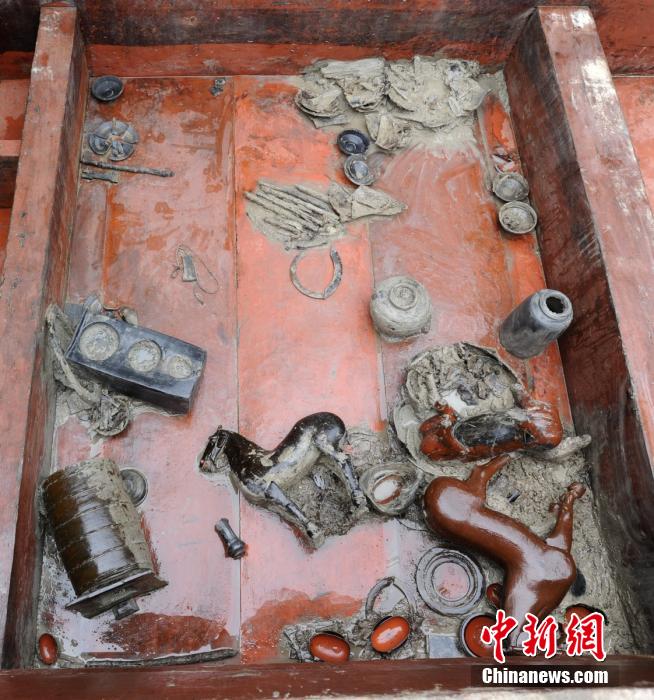 圖為出土漆器240余件，器形有耳杯、奩、幾、盤、盒、俑、馬等。
