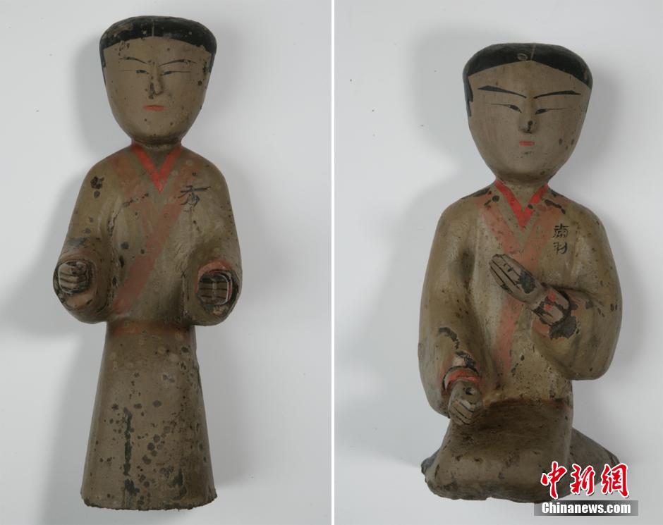 圖為出土的彩繪木俑。