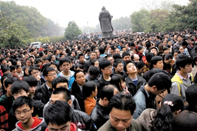 去年3月16日，武漢華中科技大學(xué)，“北約”、“華約”、“卓越”聯(lián)盟自主招生選拔考試湖北考點，考生等待進場。 圖/CFP