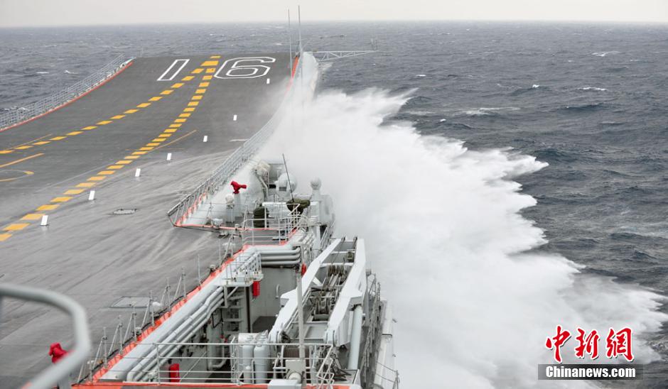 圖為遼寧艦利用南海海域自然條件進(jìn)行大風(fēng)浪航行試驗(yàn)。中新社發(fā) 胡鍇冰 攝