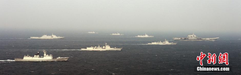 圖為遼寧艦與水面艦艇進(jìn)行協(xié)同訓(xùn)練。中新社發(fā) 李靖 攝