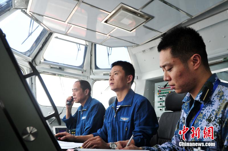 圖為遼寧艦飛行指揮員在塔臺(tái)進(jìn)行艦載機(jī)著艦起飛指揮。中新社發(fā) 胡鍇冰 攝