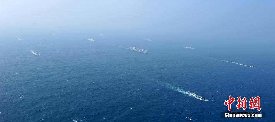 圖為遼寧艦與水面艦艇進(jìn)行協(xié)同訓(xùn)練。中新社發(fā) 李靖 攝