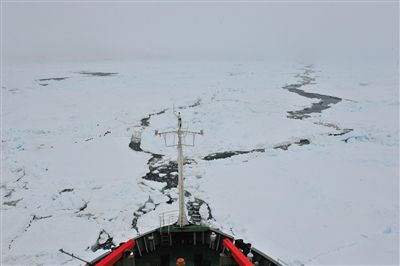 7日17時50分許，“雪龍”號船頭冰面裂開一條水道，“雪龍”號趁機迅速穿過。
