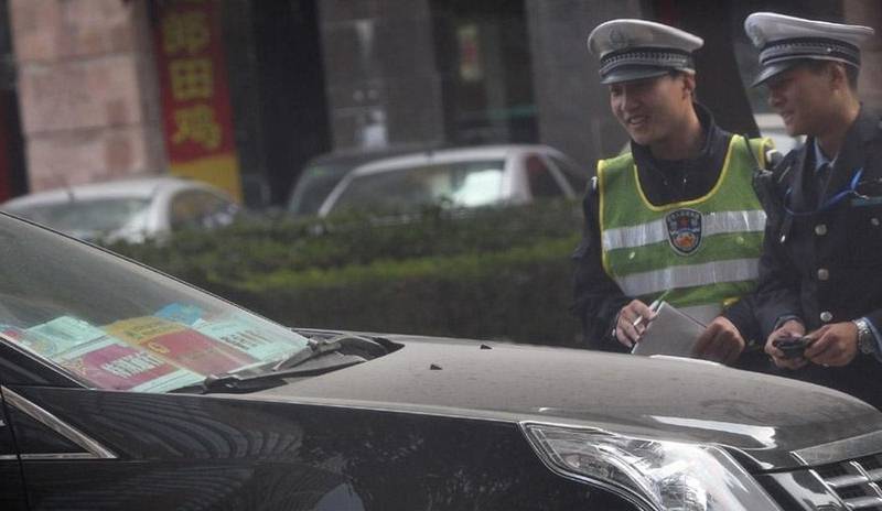 深圳現(xiàn)“史上最多通行證車(chē)”無(wú)牌豪車(chē)