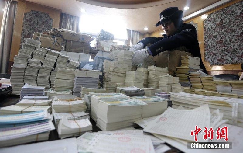 湖北省武漢市，民警清點(diǎn)大量非法制作的成品，半成品假票和制假工具。