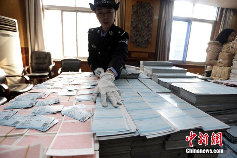 湖北省武漢市，民警清點(diǎn)大量非法制作的成品，半成品假票和制假工具。