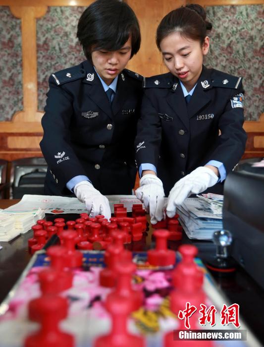 圖為清點(diǎn)查獲大量假火車票和制販工具。