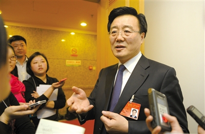 昨日，在十四屆人大二次會(huì)議順義代表團(tuán)全團(tuán)審議后，北京市人大代表、北京市常務(wù)副市長(zhǎng)李士祥接受記者提問(wèn)。新京報(bào)記者 浦峰 攝