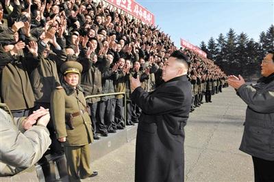 朝中社1月15日發(fā)布的圖片顯示，朝鮮最高領(lǐng)導(dǎo)人金正恩視察位于平安南道的國(guó)家科學(xué)院，與科研人員會(huì)面。
