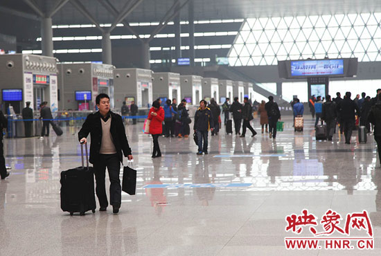 鐵路春運(yùn)進(jìn)入首日 鄭州車站預(yù)計發(fā)送旅客突破10萬人