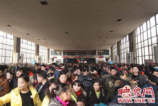 鐵路春運(yùn)進(jìn)入首日 鄭州車站預(yù)計發(fā)送旅客突破10萬人